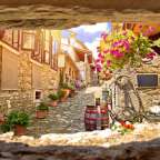 Eine kleine Gasse mit Blumen und einem Holzfass darauf