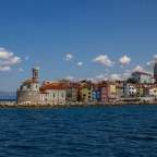 Eine kleine Stadt liegt am Ufer des Ozeans