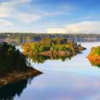 Ein großer See mit vielen kleinen Inseln im Wasser