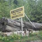 Ein Schild warnt vor einer unerwarteten Katastrophe