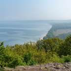 Ein Blick auf einen See mit Bäumen im Vordergrund