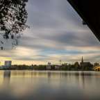 Eine Brücke über einen See mit einer Stadt im Hintergrund