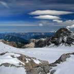 Eine Gruppe von Menschen klettert einen schneebedeckten Berg hinunter