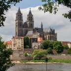 Eine große Kathedrale steht über einem Fluss