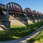 Eine Reihe von Brücken über einen Feldweg