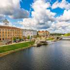 Eine Brücke über einen Fluss in einer Stadt