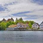 Eine Reihe von Häusern am Ufer eines Sees