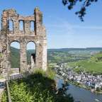 Eine alte Ruine mit Blick auf einen Fluss und eine Stadt
