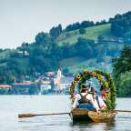 Eine Frau fährt mit einem Ruderboot auf einem See