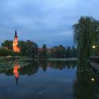 Eine Kirche spiegelt sich in einem Teich