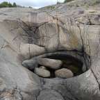 Ein Loch in einem Felsen mit Wasser darin