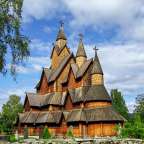 Eine sehr große Holzkirche mit vielen Kreuzen