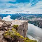 Ein Fjord, der zwischen zwei Bergen fließt
