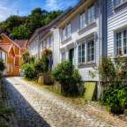 Eine Straße mit weißen Häusern und gelben Häusern