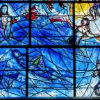 Ein Buntglasfenster in einer Kirche zeigt eine Reihe von Frauen