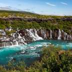 Ein Wasserfall , der in einen Fluss fließt