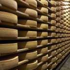 Eine Reihe von Käsestücken mit der Aufschrift " le gruyere " darauf