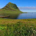 Ragt in den Grundarfjörður hinein: Kirkjufell