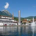 Ein großes Gebäude mit der Aufschrift glasi mergiswil