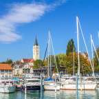 Eine Reihe von Booten, die in einem Hafen festgemacht sind