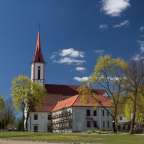 Eine Kirche mit einem roten Turm und einem Uhrturm