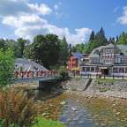 Eine Brücke über einen Fluss mit einem Gebäude im Hintergrund