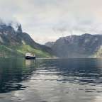 Ein Boot schwimmt in einem See mit Bergen im Hintergrund