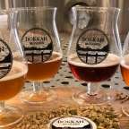 Vier Gläser mit Bier aus der Dokken-Bräuerei