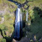 Ein Wasserfall inmitten eines grünen Tals