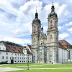 Eine große Kathedrale mit zwei Türmen und einem Uhrturm