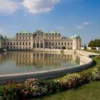 Ein großes Gebäude mit einem großen Teich davor