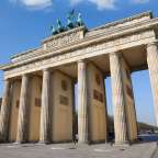 Ein großes Gebäude mit vielen Säulen und Statuen darauf