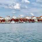Eine Reihe von roten und weißen Häusern am Wasser