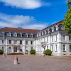 Ein großes weißes Gebäude mit vielen Fenstern