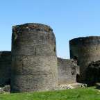 Ein altes Steingebäude mit zwei Türmen und einem Tor