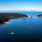 Eine Gruppe von Booten schwimmt in einem See