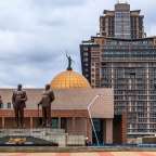 Eine Statue vor einem Gebäude mit der Aufschrift " kenya "