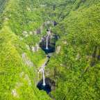 Ein Wasserfall inmitten eines grünen Tals
