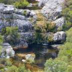 Ein Fluss fließt durch eine felsige Landschaft