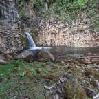 Ein Wasserfall , der in einen Fluss fließt
