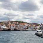 Ein Hafen mit vielen Booten und Häusern im Hintergrund