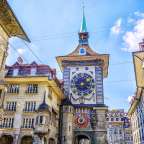Ein sehr altes Gebäude mit einer Uhr darauf