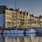 Eine Reihe von Booten in einem Hafen mit Gebäuden dahinter