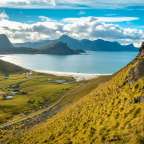 Ein Blick auf einen Strand mit Bergen im Hintergrund