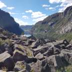 Ein Berghang mit einem See im Hintergrund