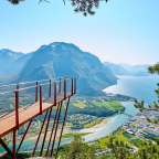 Eine Brücke mit Blick auf einen See mit Bergen im Hintergrund