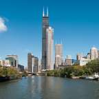 Die skyline von chicago ist von einem fluss aus zu sehen