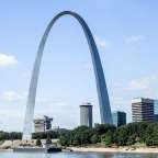 Der St. louis arch steht über einem Fluss