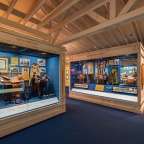Ein Museum mit vielen Schaufenstern und der Aufschrift Organisation