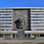 Eine Statue von karl marx vor einem großen Gebäude